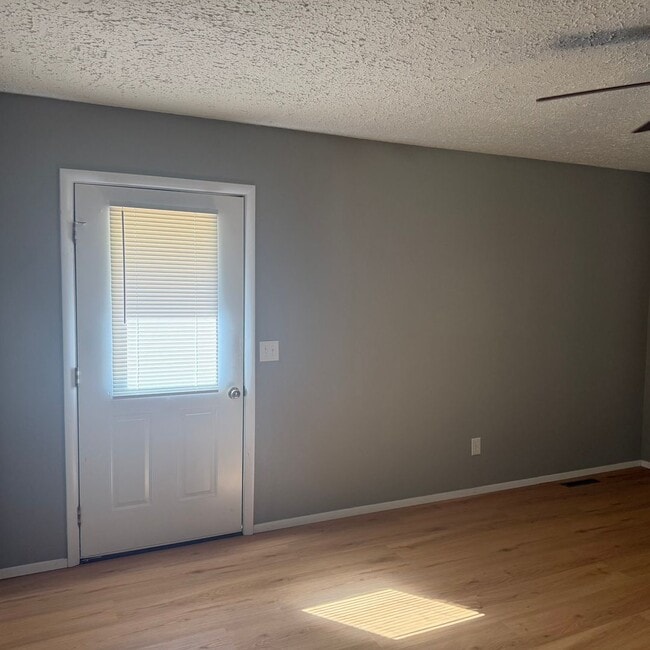 Building Photo - remodeled 3 bedroom 2 bathroom home