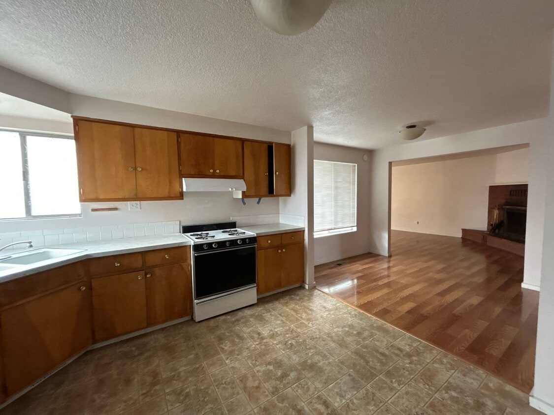 Building Photo - 457-463 SW Madison St