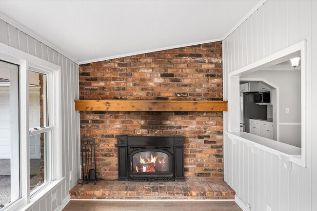 Building Photo - Beautifully updated home