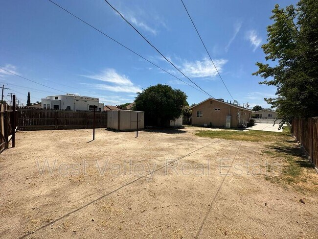 Building Photo - 702 Tyler St