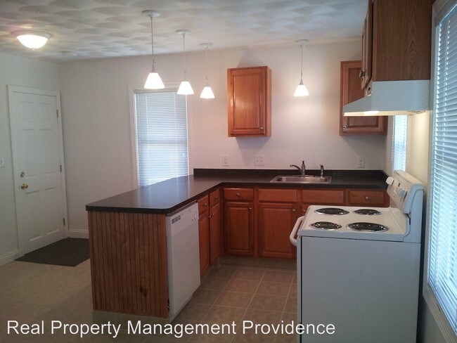 Building Photo - 2 br, 1 bath Apartment - 47 Pine St.
