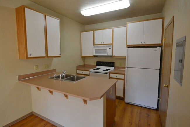 Building Photo - 2 Bed Townhouse with lots of Storage! Blocks from U of O!!