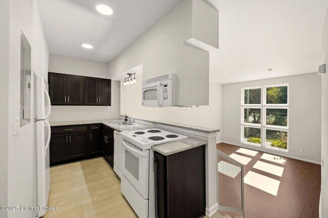 Foto del edificio - Updated Crescent hills Condo 2 bed/2 bath