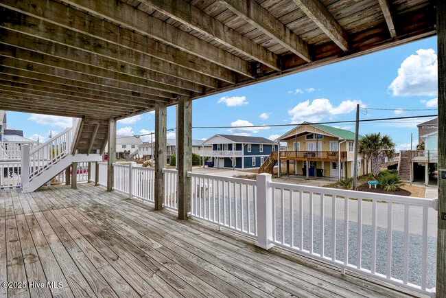Foto del edificio - 1207 N Topsail Dr