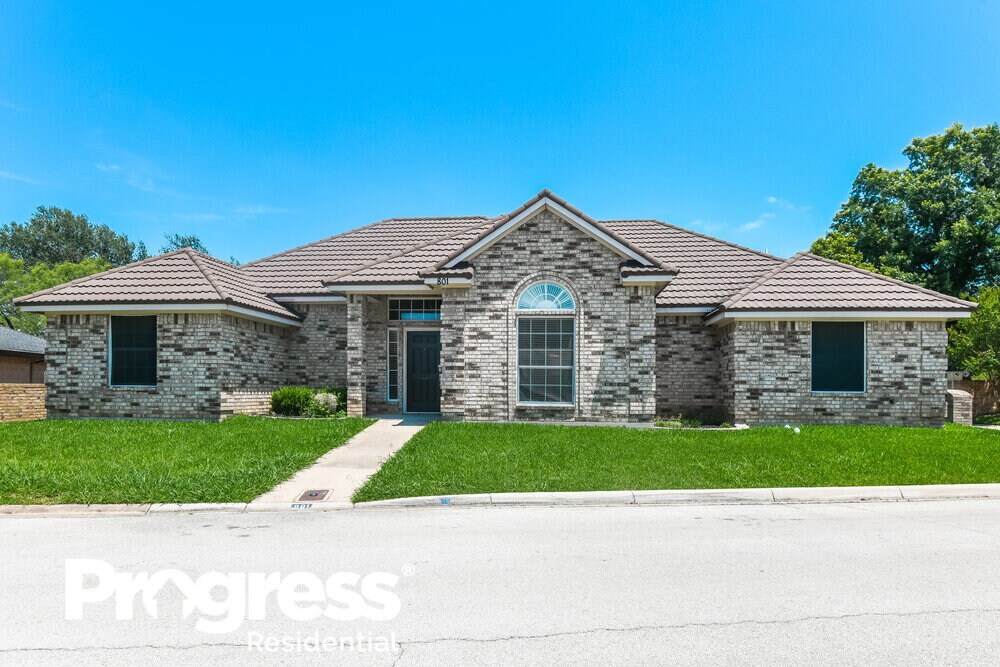 Foto principal - 801 Havenwood Ln S