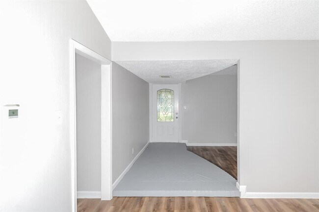 Foto del edificio - 8006 Parkglen Dr