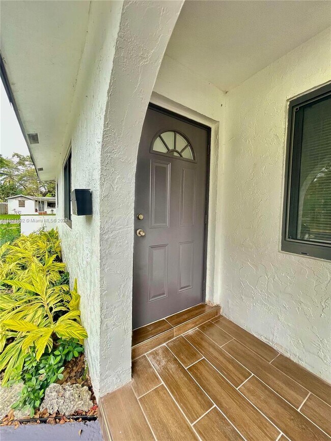 Building Photo - 2300 SW 18th Terrace