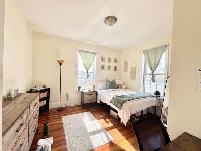 Foto del edificio - 107 Fisher Ave