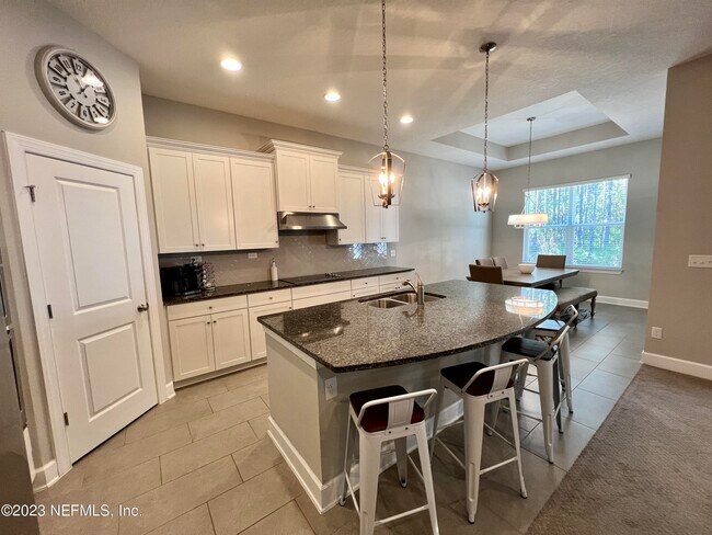 Foto del edificio - 612 Charter Oaks Blvd