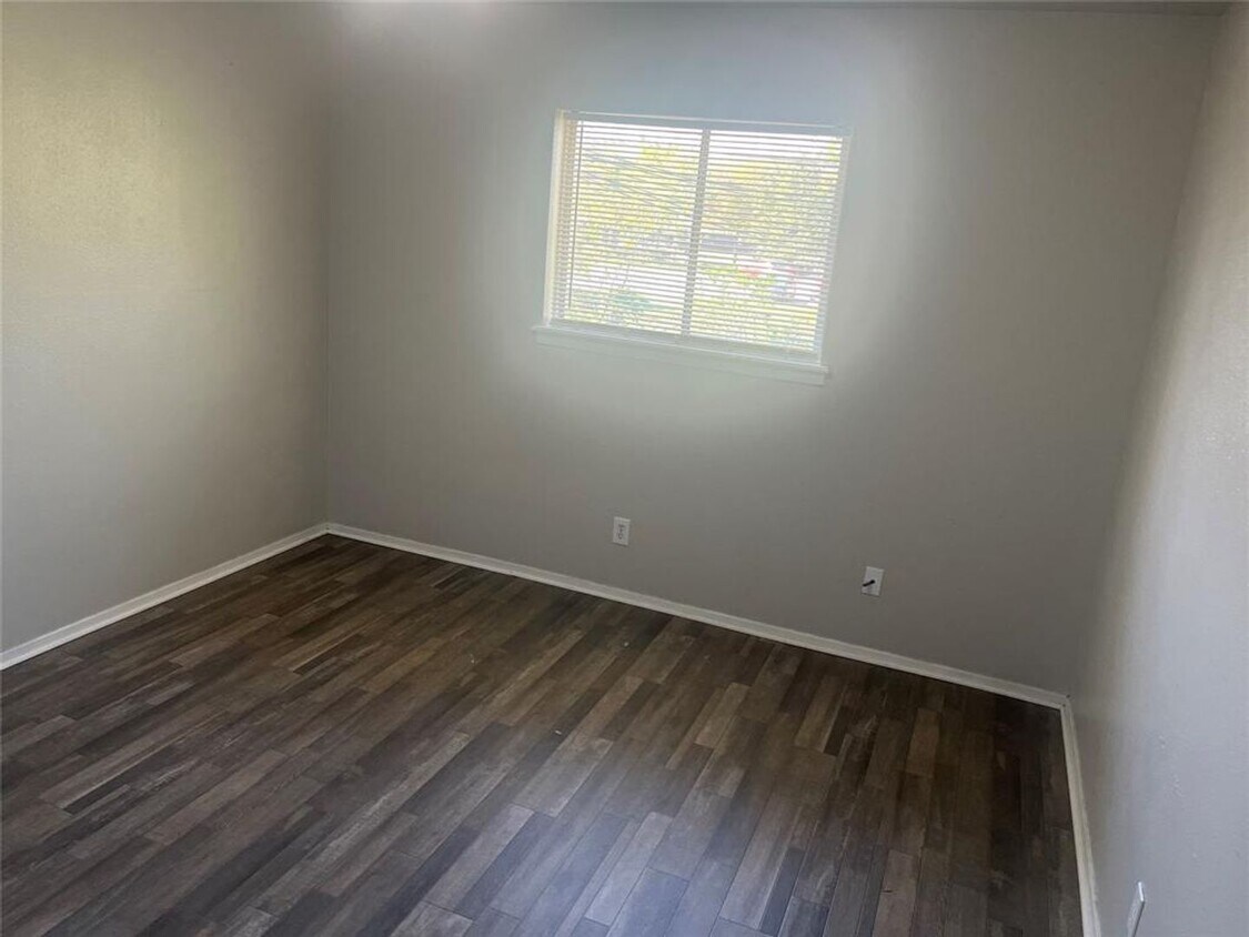Building Photo - Available now - 3 /2.5 Townhome style