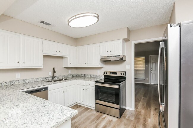 Foto del edificio - 5104 Red River Dr