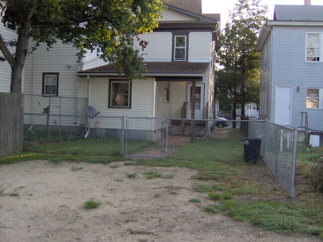 Building Photo - 318 S 3rd St