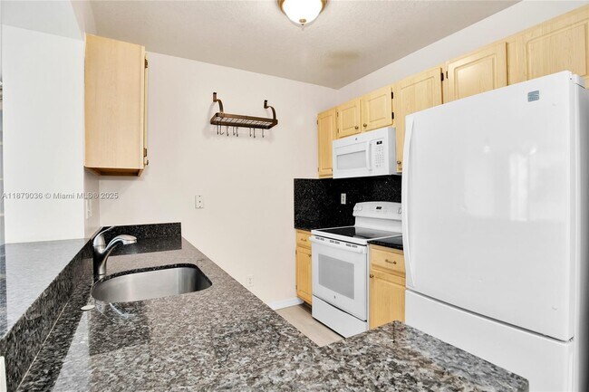 Building Photo - 2665 SW 37th Ave