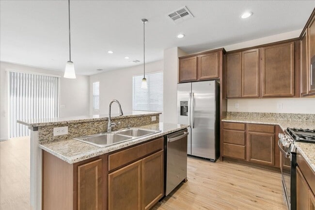 Foto del edificio - The Tahoe - Luxury 3 Bedroom, 2.5 Bath Townhome with Full 2 Car Garage