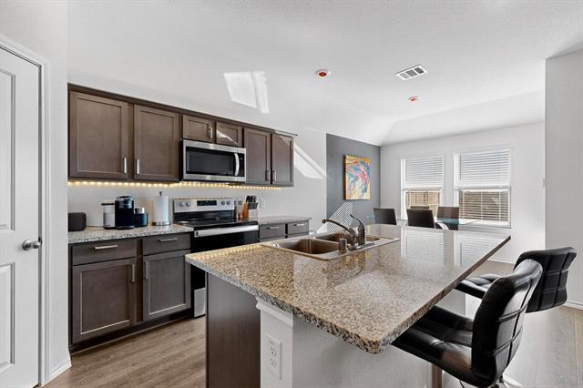 Foto del edificio - 4210 Showboat Ln