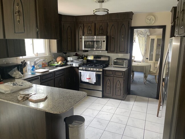 Building Photo - 100 Peartree Dr