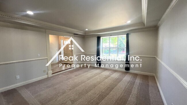 Foto del edificio - Spacious 5bd/3ba Roseville Home In Gated C...