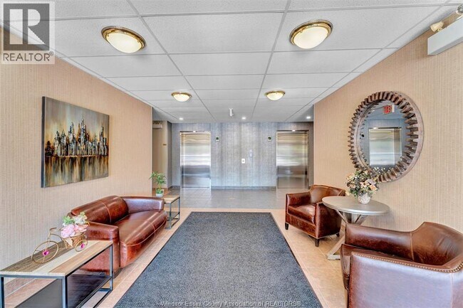 Photo du bâtiment - 5000 Wyandotte St E