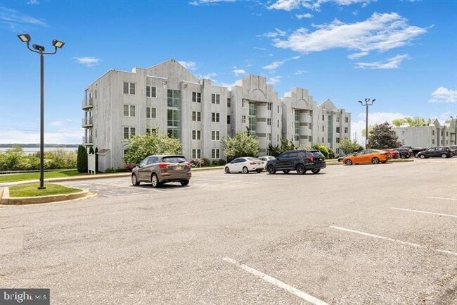 Building Photo - 5213 Le Parc Dr