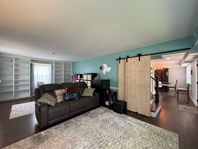 Building Photo - Stunning 4 Bed 2.5 Bath Home With A Spacio...