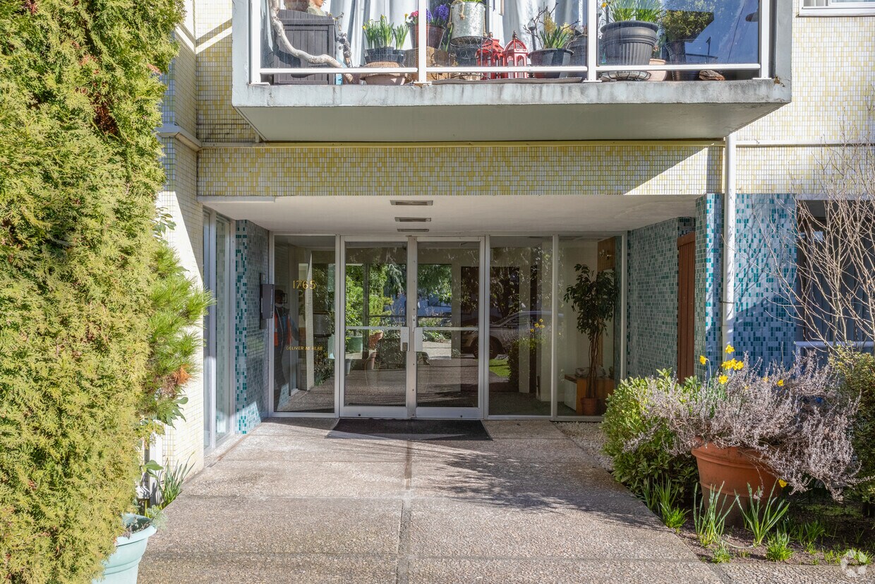 Photo du bâtiment - 1765 Duchess Ave