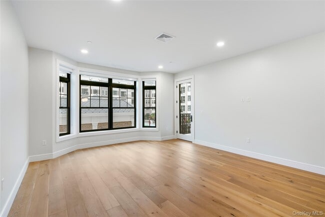 Foto del edificio - 695 Merrick Ave