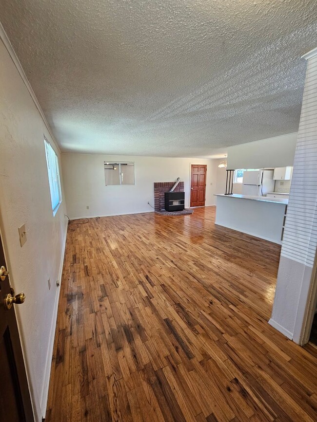 Building Photo - Charming Home on Quiet, Dead-End Street