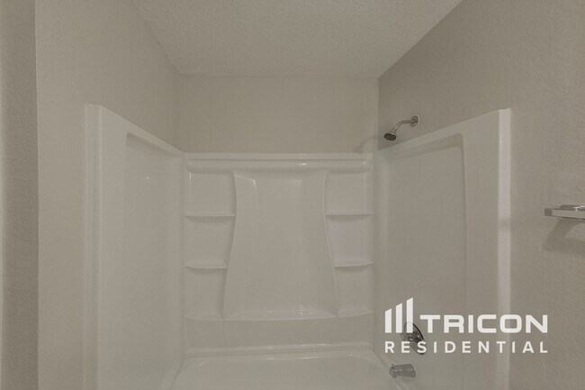 Foto del edificio - 4931 Darrow Ln