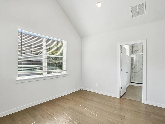 Foto del edificio - MOVE IN READY