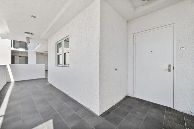 Foto del edificio - 15051 Royal Oaks Ln