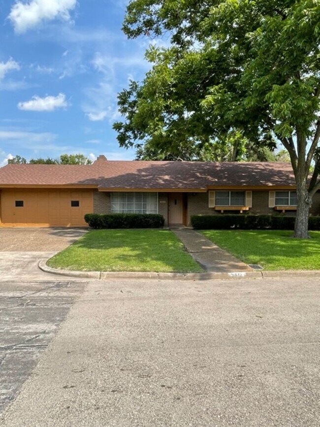 Building Photo - 5412 Lake Crest Dr