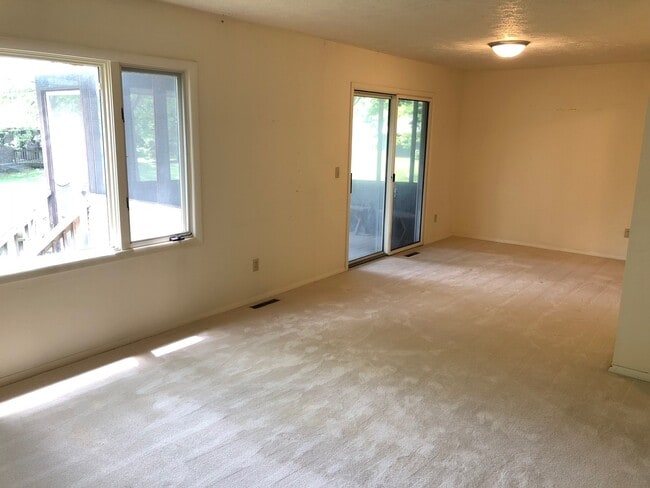 Building Photo - 4-Bedroom, 2-Bath in Normal