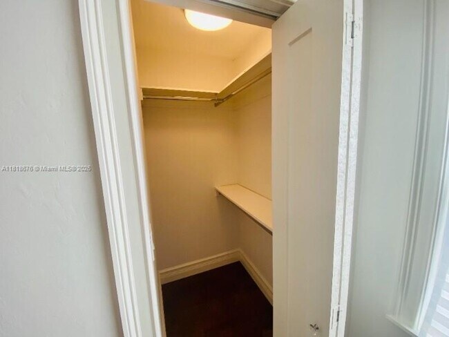 Building Photo - 828 SW 43rd Ave