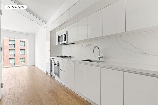Building Photo - 505 W 43rd St
