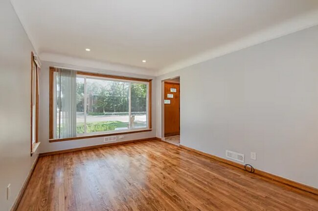 Foto del edificio - Beautifully updated 3-bedroom, 3-bath Bung...