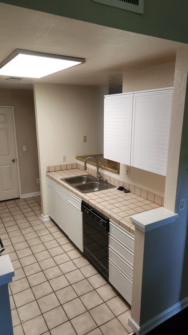 Building Photo - 8170 Mountain View Dr