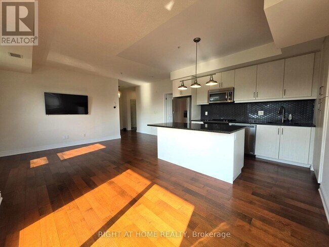 Building Photo - 3170 Erin Mills Pkwy