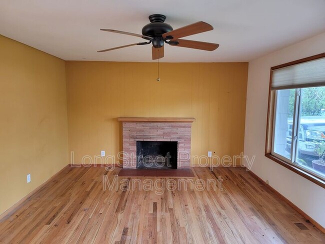 Foto del edificio - 1827 NW Menlo Dr
