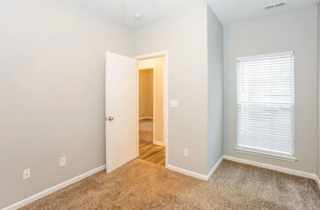 Foto del edificio - 8311 Springhead Ln