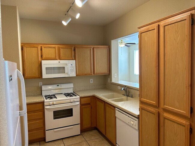 Foto del edificio - Rare & hard to find 2 BED & 2 BATH with ATTACHED GARAGE.