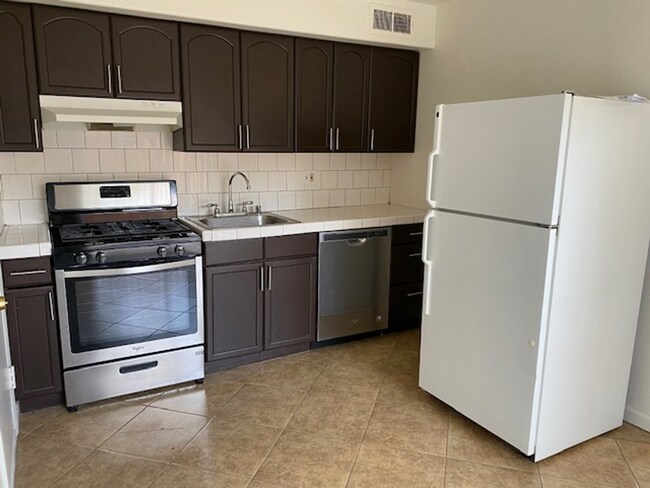 Foto del edificio - AVAILABLE NOW!! 2 BEDROOM 1 BATHROOM APART...
