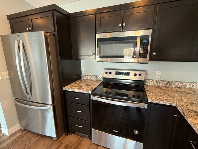 Building Photo - Beautiful Multi-Level Townhome - Like New!