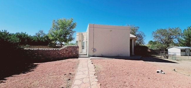 Building Photo - Adorable 1 bedroom, 1 bath Guest House in ...