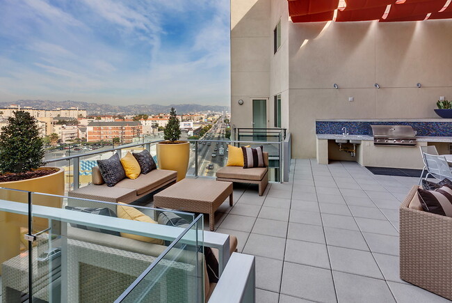 Building Photo - Wilshire La Brea
