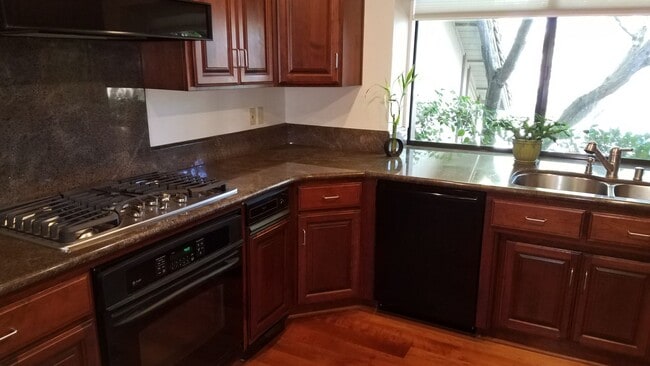 Building Photo - South Auburn Town home Fully furnished