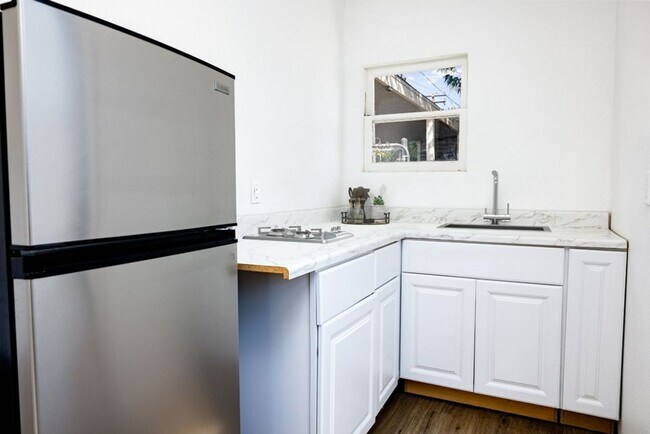 Building Photo - Fully Renovated Studio Steps from the Kern...
