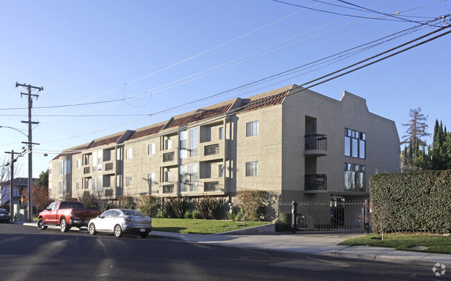 Street view of Main Apartment Building comprised of 30 traditional apartment flats - Lincoln Park Apartments