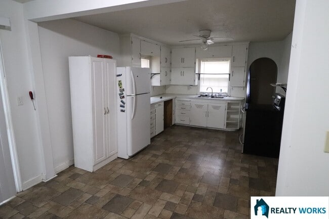 Building Photo - Enchanting Three Bed One and a Half Bath