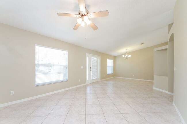 Building Photo - 3004 Royal Palm Dr