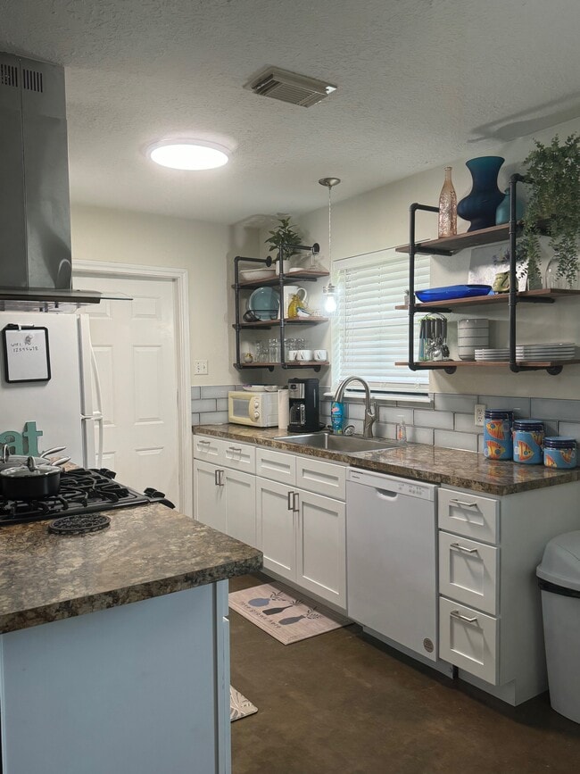 Kitchen - 1139 Christy Dr